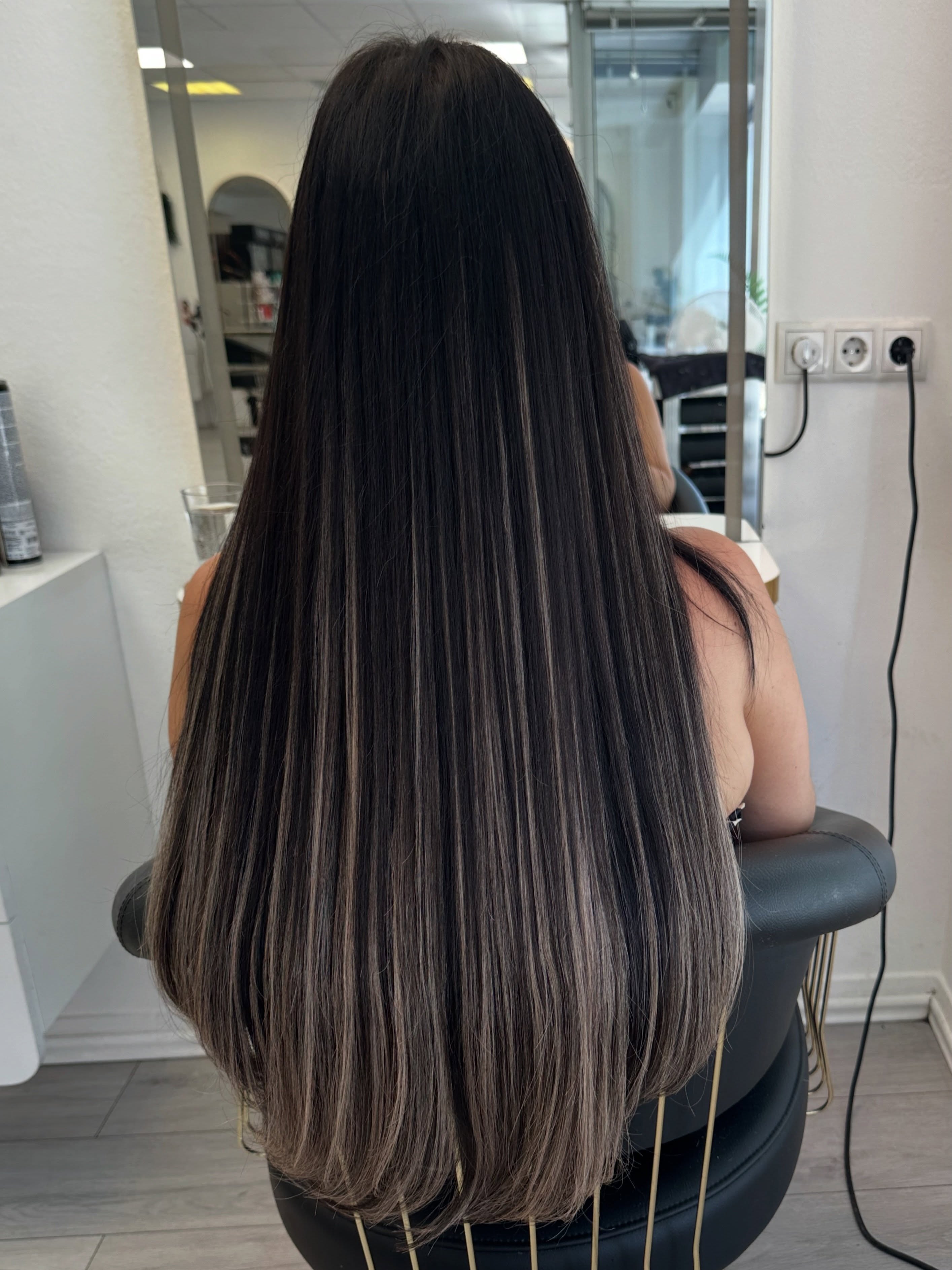 Lange dunkle Extensions mit silbrig-grauem Verlauf, Rückansicht