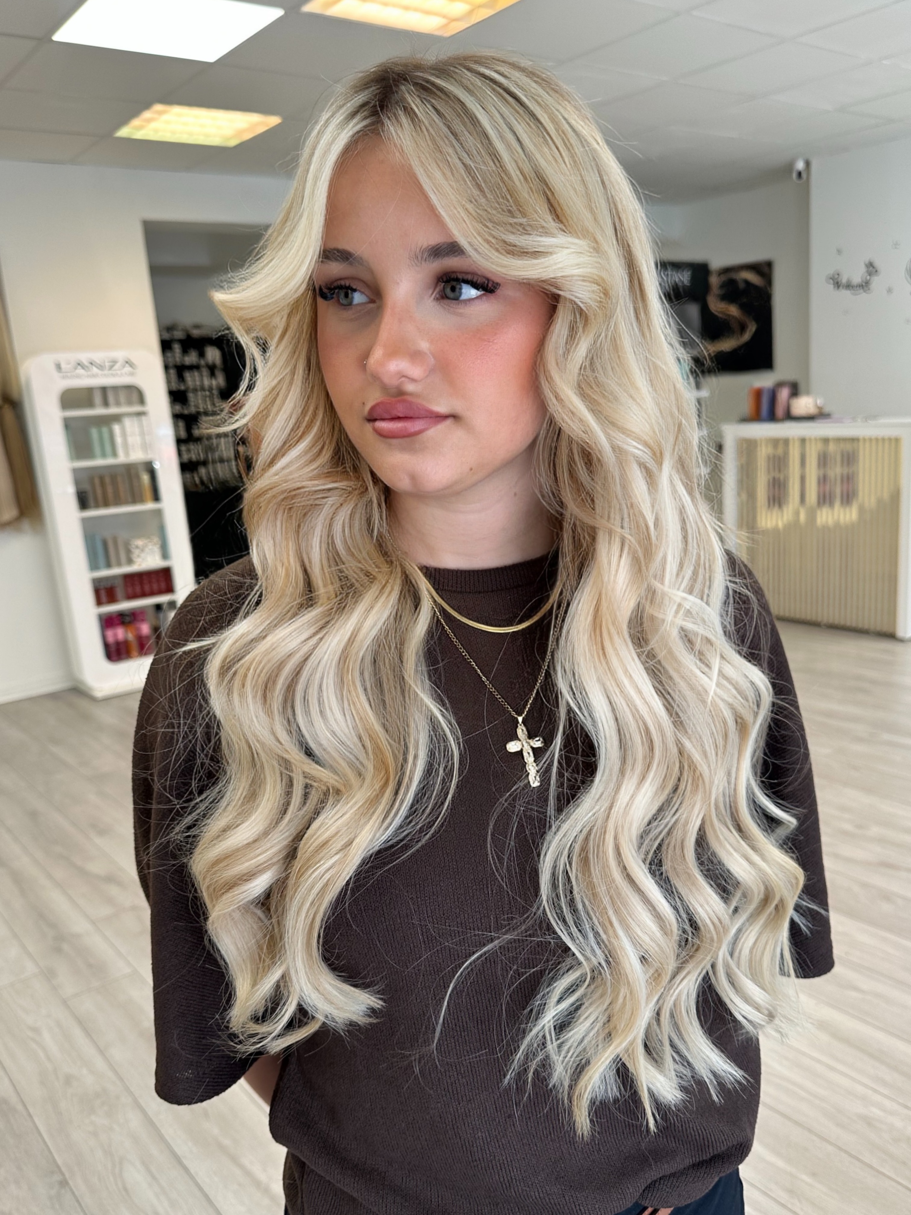 Blonde Balayage in sanften Wellen