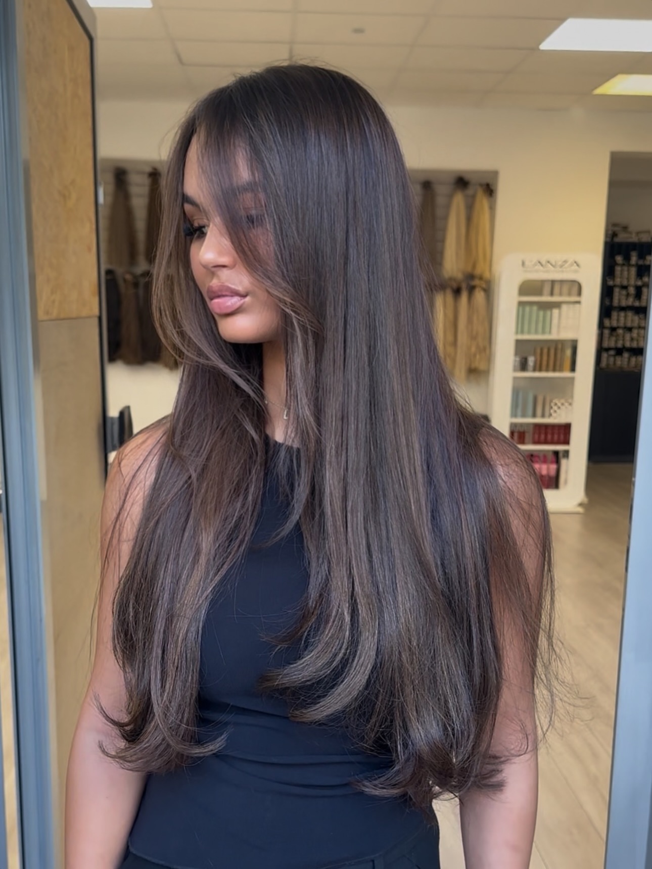 Dunkelbraune Extensions, glatt und glänzend
