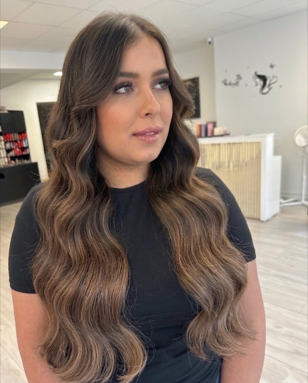 Braune Balayage in weichen Wellen