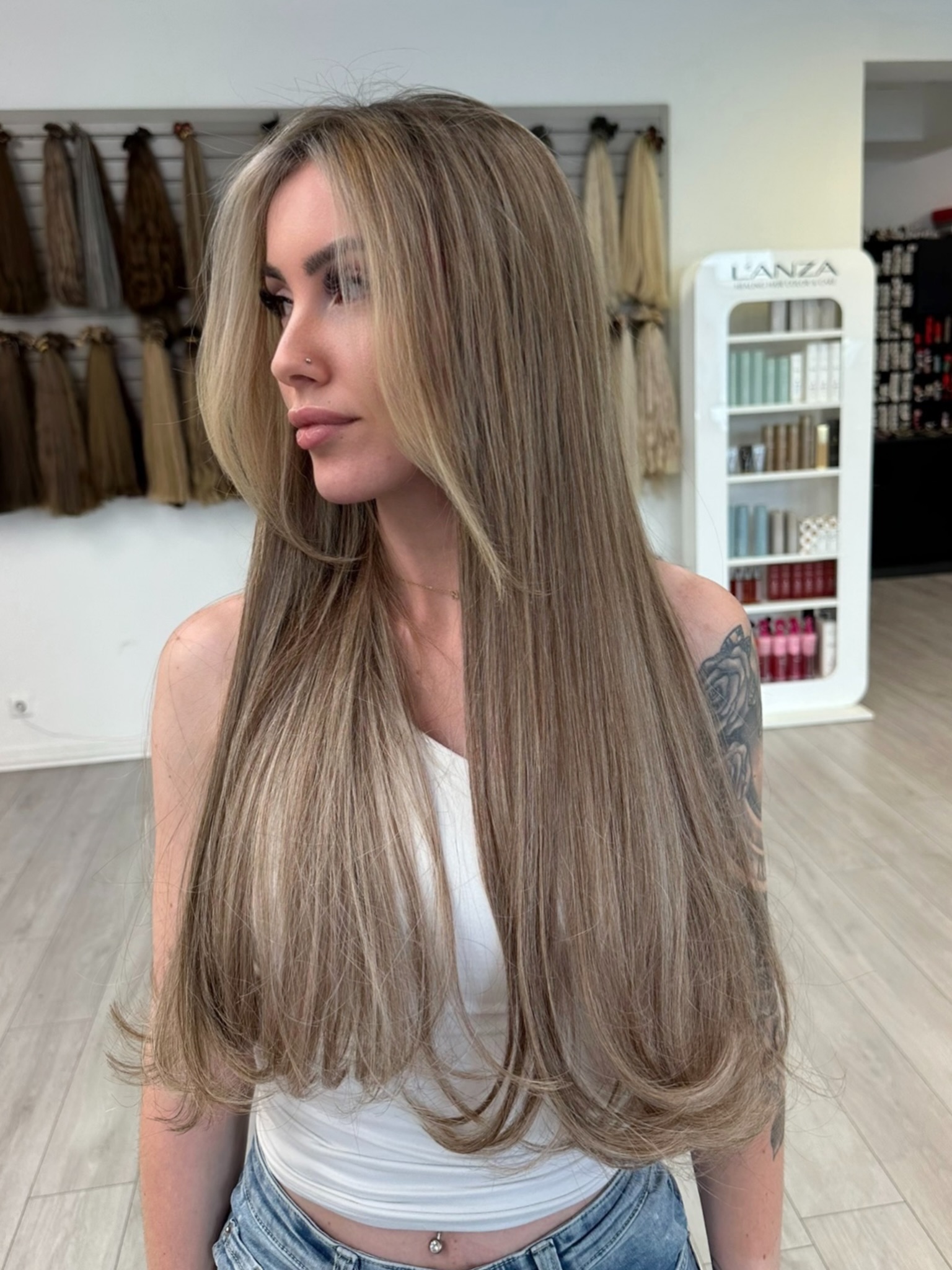 Dunkelblonde Haarverlängerung, glatt gestylt