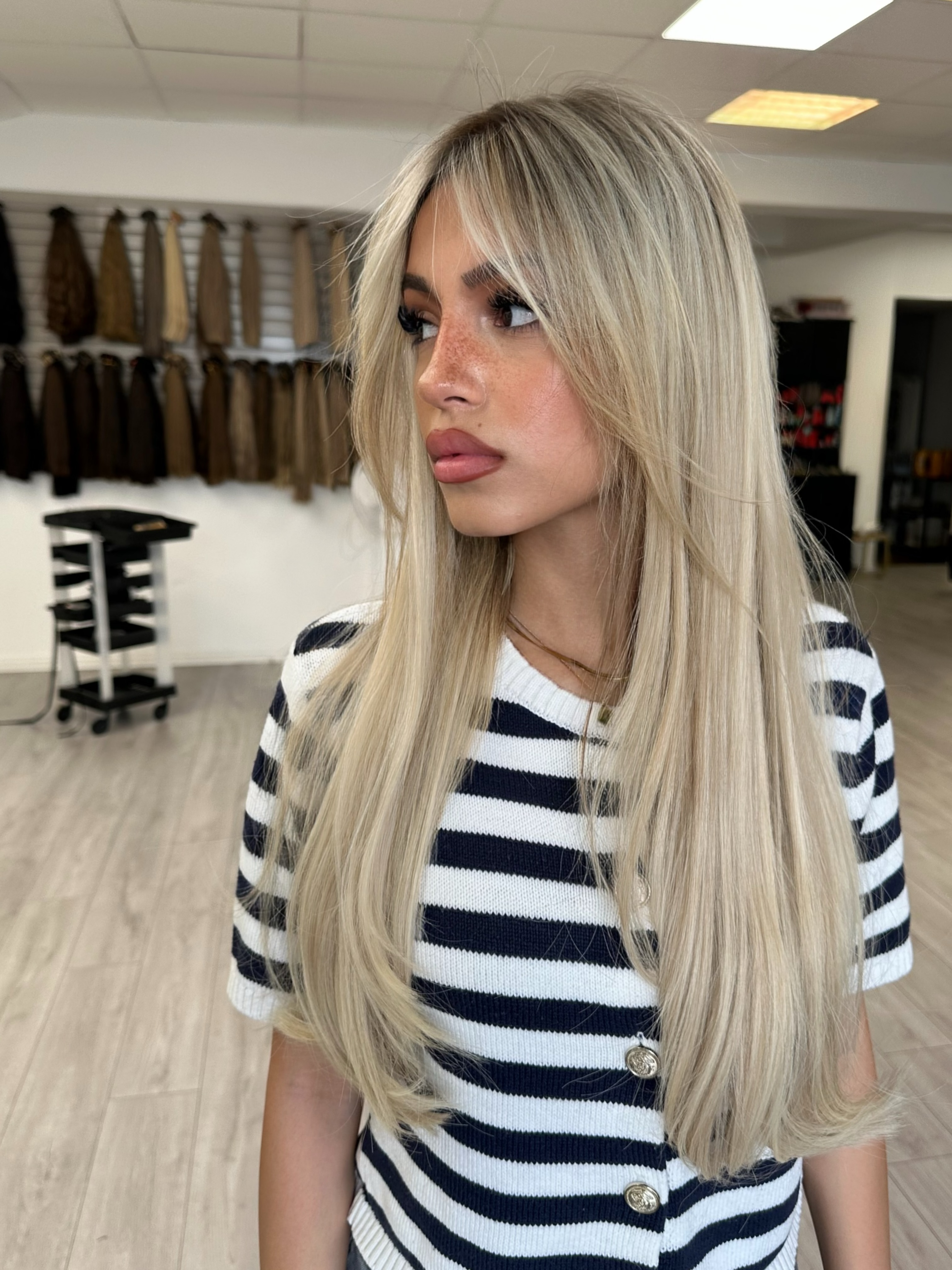 Blonde Extensions mit Pony, glatt gefönt